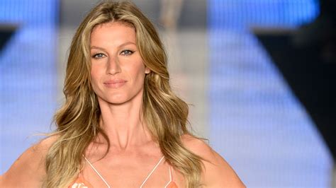 gisele bundchen nude|Gisele Bundchen Naked Pictures: Strips Down, Sneakers Vogue。